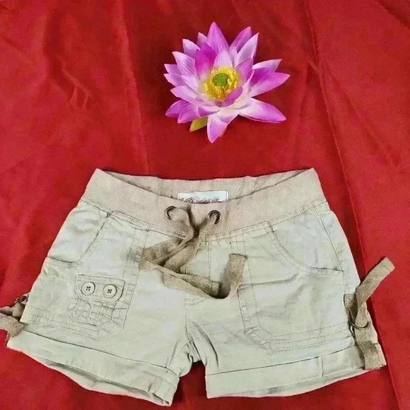Authentic Petite Women Shorts Size 4P Beig… - Picture 1 of 8